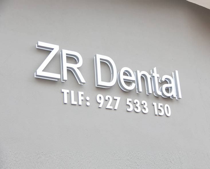 ZR DENTAL logo y teléfono